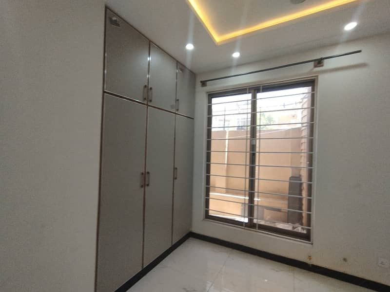 BRAND NEW BEAUTIFULL (5 MARLA HOUSE )AVAILABLE FOR RENT 15