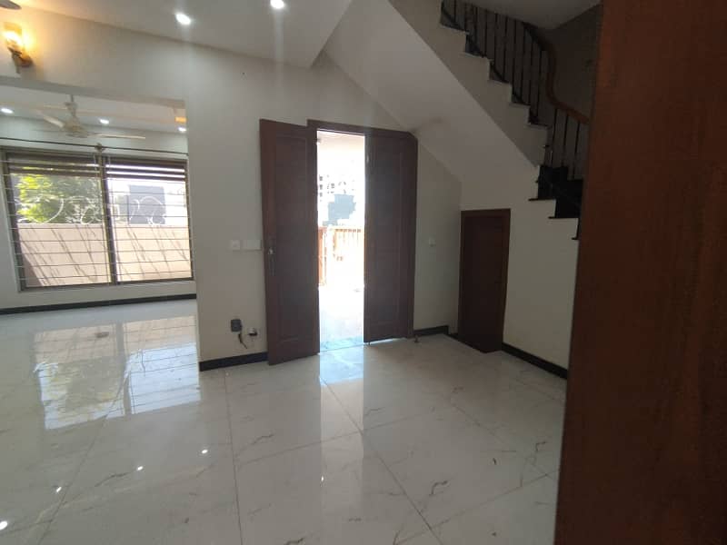 BRAND NEW BEAUTIFULL (5 MARLA HOUSE )AVAILABLE FOR RENT 17