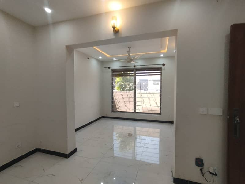 BRAND NEW BEAUTIFULL (5 MARLA HOUSE )AVAILABLE FOR RENT 18