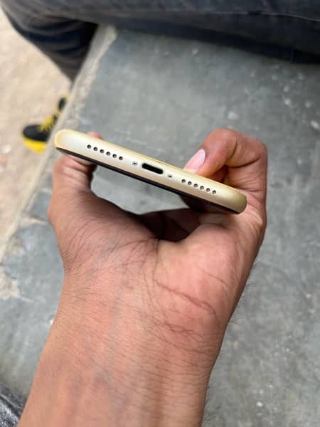 iPhone XR Condition is 10_9 battery health 79 JV 6