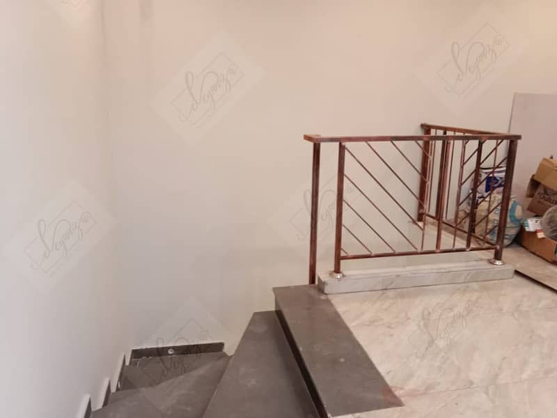 5 Marla Like New House Available For Sale In Bahria Town Lahore. 10