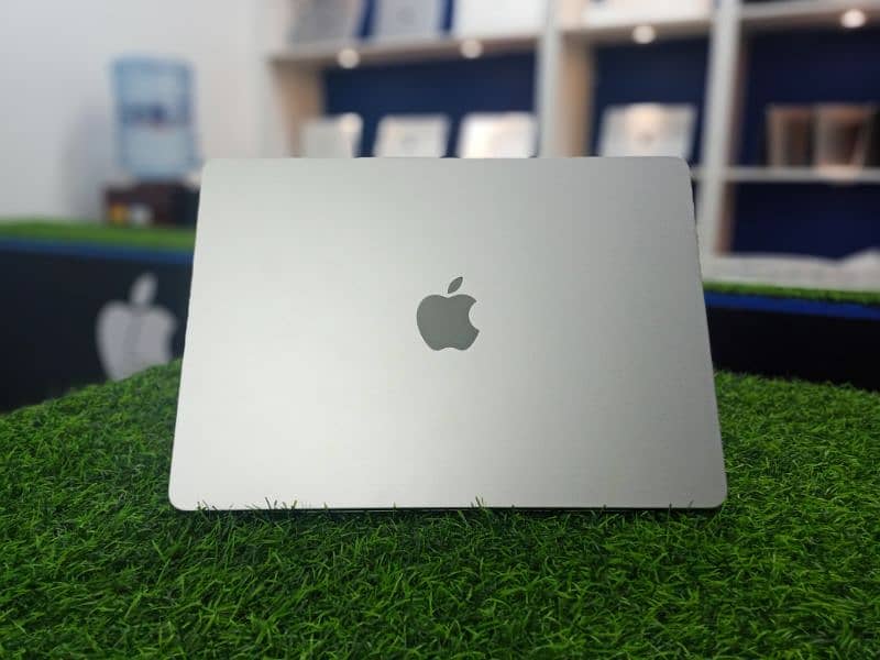 MacBook Air M2 Starlight 2022 8gb 256gb 66 cycles 10/10 condition 1