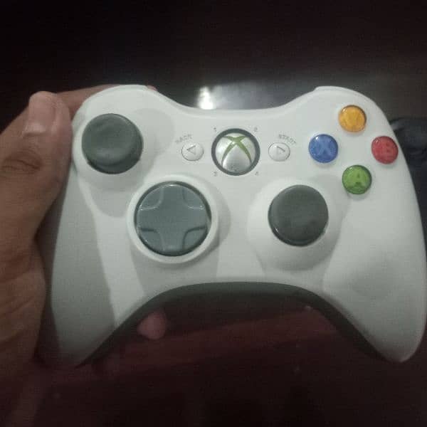 Xbox 360 Wireless Controllers White and Black 2
