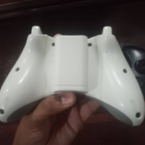 Xbox 360 Wireless Controllers White and Black 4