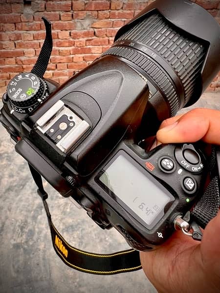 Nikon D7000 DSLR Camera with Lense 18.105mm 8