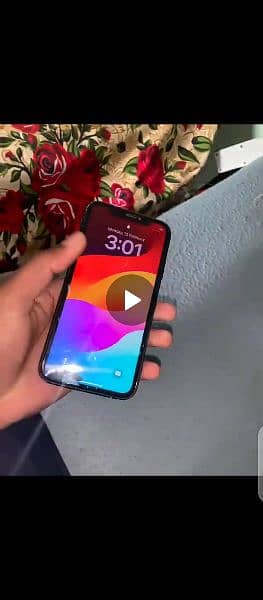 iPhone xr 64 gb 80% battery health back crak h or front dot 3