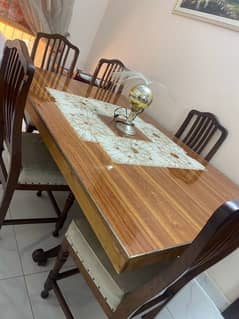 dinning table with 6 chairs borwn colour in good condition