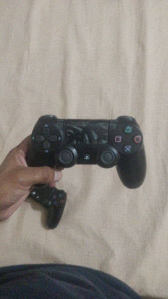 PS4 256 With 2 controllers 5