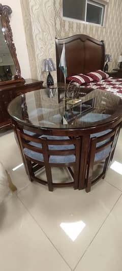 6 seater round table with mirror