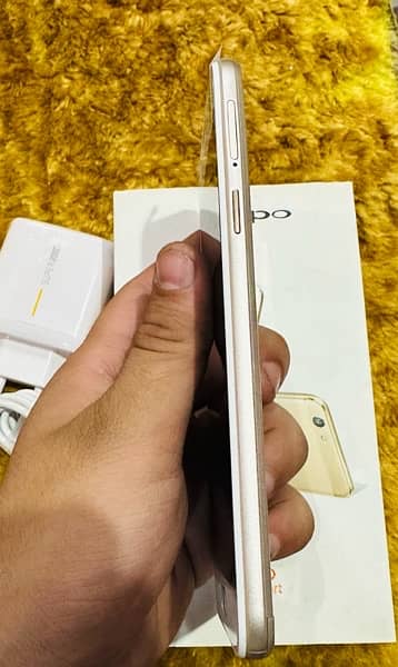 Oppo F1s 4/64 With Box and Charger 2
