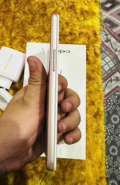 Oppo F1s 4/64 With Box and Charger 3