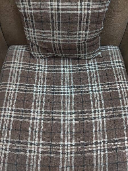 5 SEATER SOFA USED BUT GOOD CONDITION 6