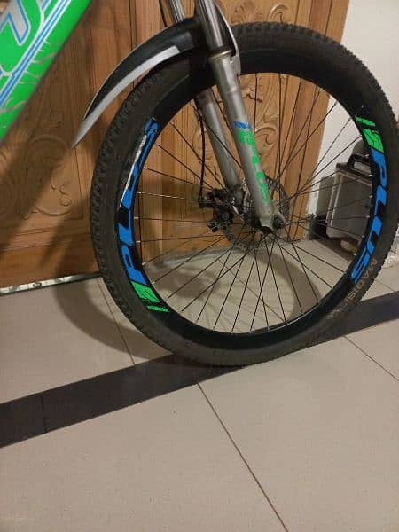 PLUS new mountain bike in 9/10 with tubless tires. 0