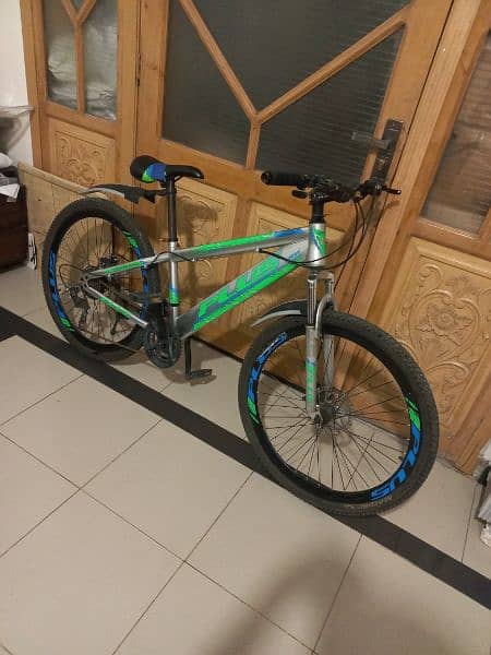 PLUS new mountain bike in 9/10 with tubless tires. 6