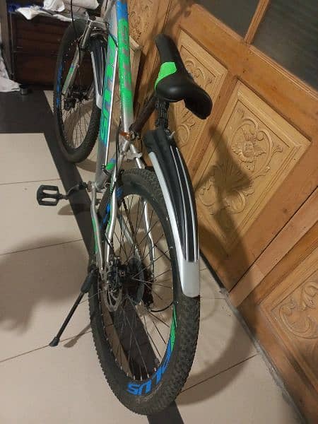 PLUS new mountain bike in 9/10 with tubless tires. 7