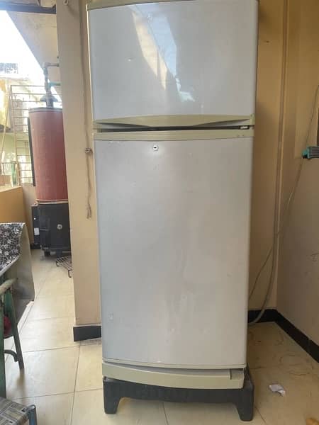 Good condition Refrigerator medium size singer comany 1