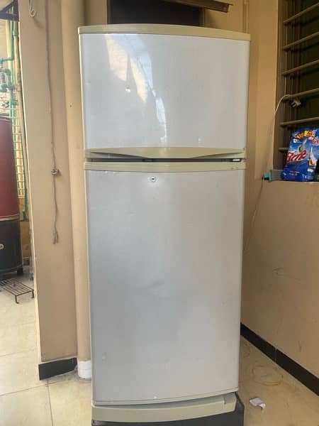 Good condition Refrigerator medium size singer comany 2