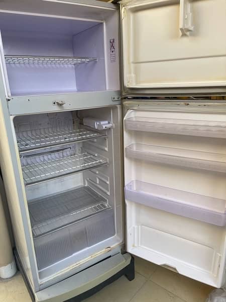 Good condition Refrigerator medium size singer comany 3