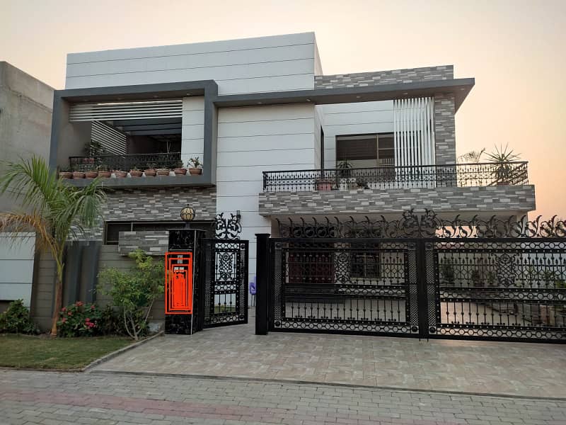 1 KANAL OWNER BUILD HOUSE AVAILBALE FOR SALE AT EE BLOCK BAHRIA TOWN LAHORE 19