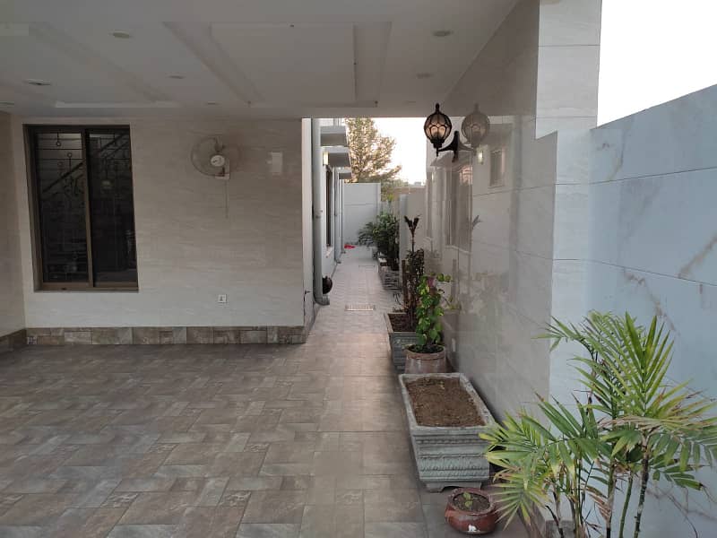 1 KANAL OWNER BUILD HOUSE AVAILBALE FOR SALE AT EE BLOCK BAHRIA TOWN LAHORE 28