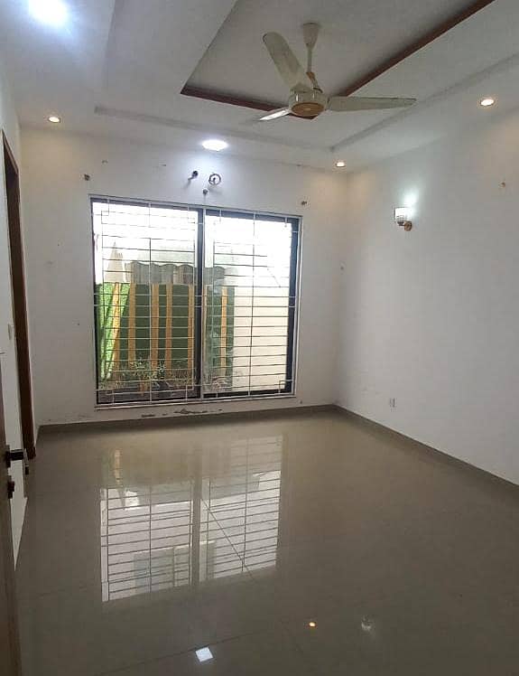 10 Marla Beautifull House For Rent DHA Phase 8 Park View Lahore 4