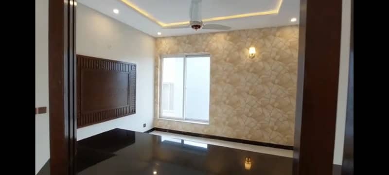 10 Marla Brand New House For Sale in Chambelli Block Bahria Town Lahore 4