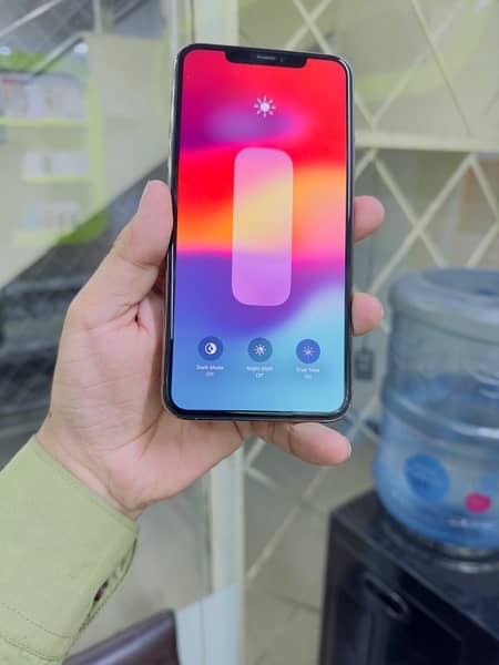 Iphone 11pro max 256gb pta aproved with box chargr 4