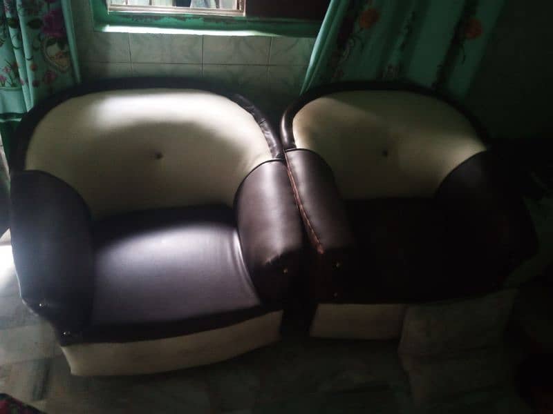 5 seater sofa set condition 10/10 only one month used price 30000 4