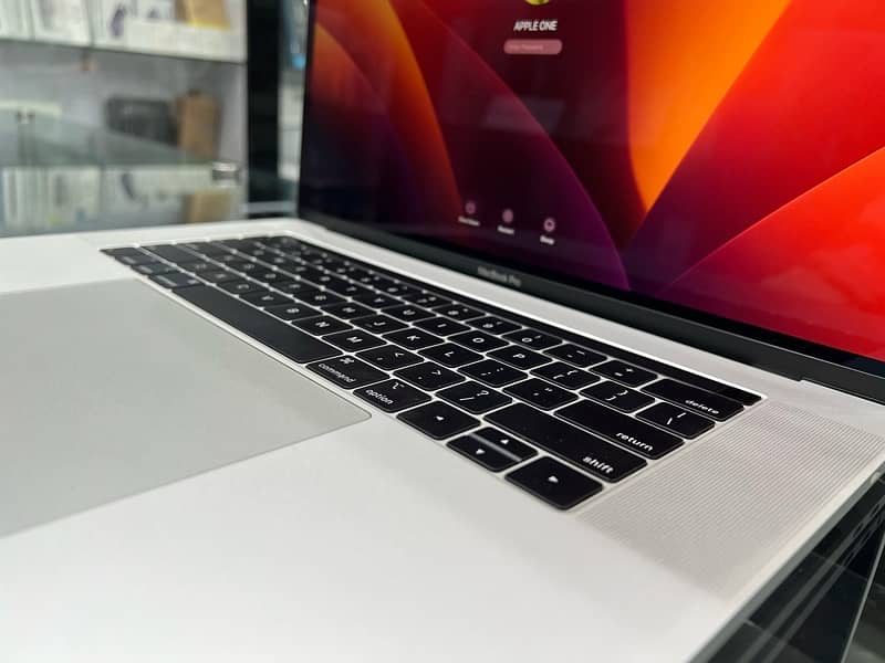Macbook Pro 15inch 2018 i7 32/1TB 20Pcs Available 5