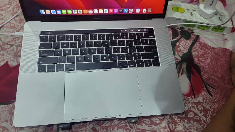 Macbook Pro 2017, 15", Touch Bar, i7, 16/512, 4Gb garafic card 2