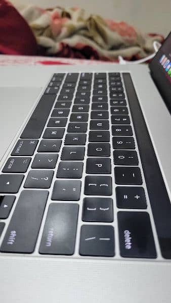Macbook Pro 2017, 15", Touch Bar, i7, 16/512, 4Gb garafic card 12
