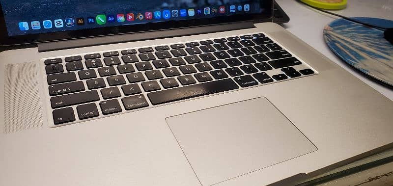 Macbook pro 2015, 15 inches. 16GB 512ssd, 2.8 Ghz Processer, i7 8