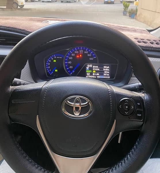 Toyota Corolla Axio Hybrid 1.5 5