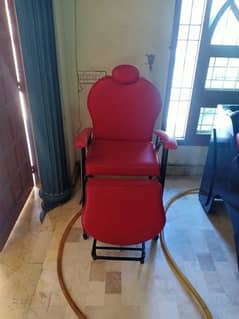 chair com bed with hair washer