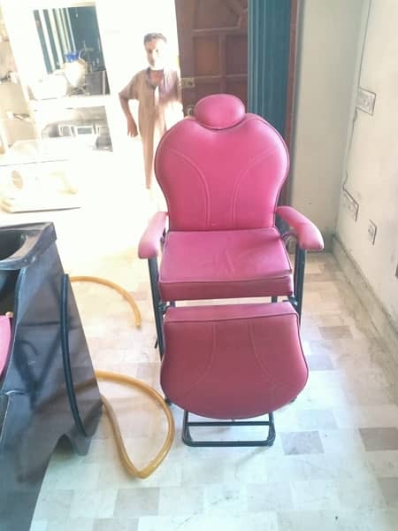 chair com bed with hair washer 1