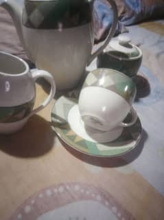 12 cup 12 sasar 1 tea pot 1 shogar pot 1 milk pot me made in England