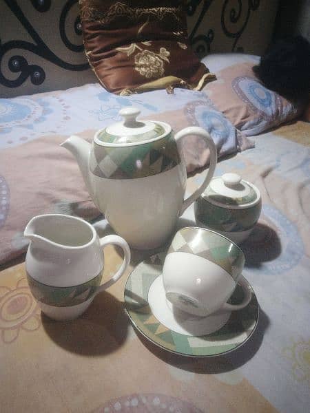12 cup 12 sasar 1 tea pot 1 shogar pot 1 milk pot me made in England 2