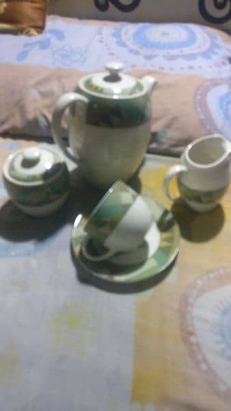 12 cup 12 sasar 1 tea pot 1 shogar pot 1 milk pot me made in England 3