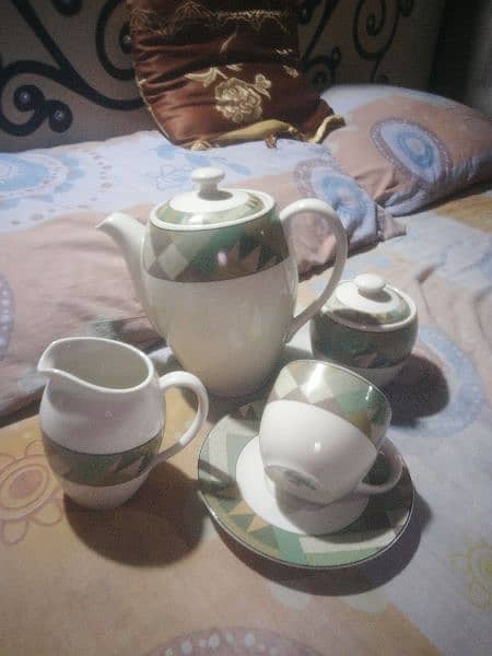 12 cup 12 sasar 1 tea pot 1 shogar pot 1 milk pot me made in England 4