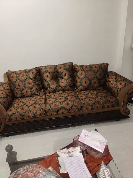 6 seater sofa set. Very Elegant Design and like new 2