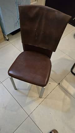 4 Sitting Chairs / Dining Chairs