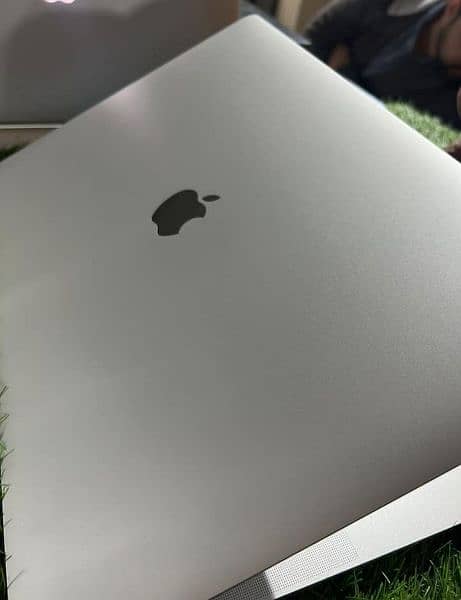 MacBook Pro 2018 15inch i7 (4GB Dedicated Graphics Card) 1
