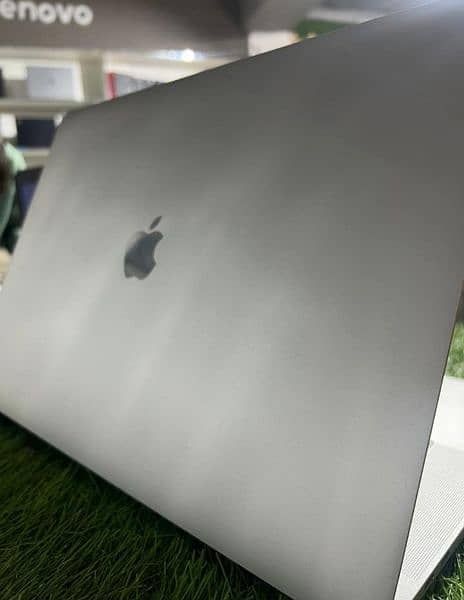 MacBook Pro 2018 15inch i7 (4GB Dedicated Graphics Card) 3