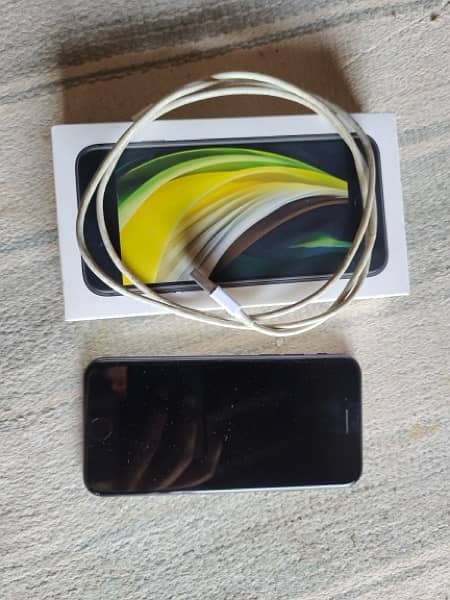 iphone Se 2020 with box and cabel 1