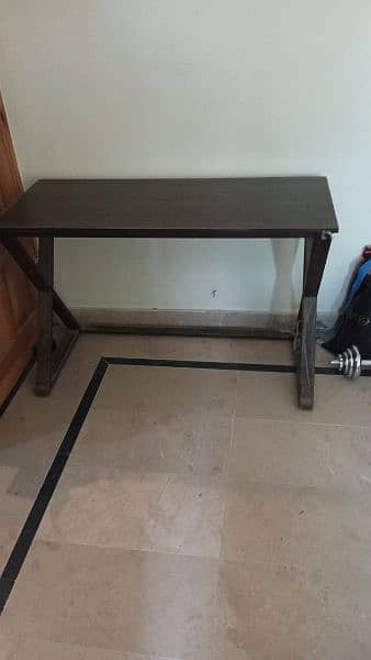 table in excellent condition 1