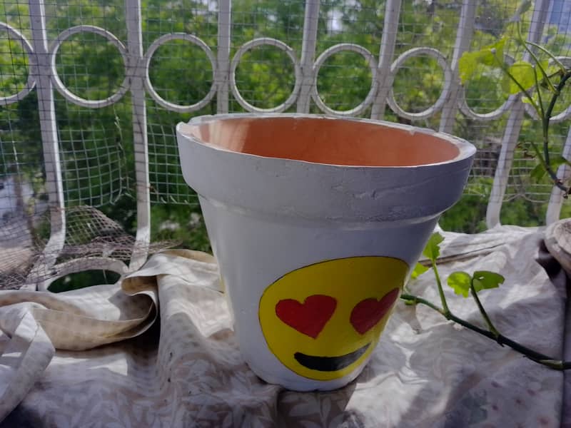 3 sided emoji faced planter( delivery available in karachi only) 1