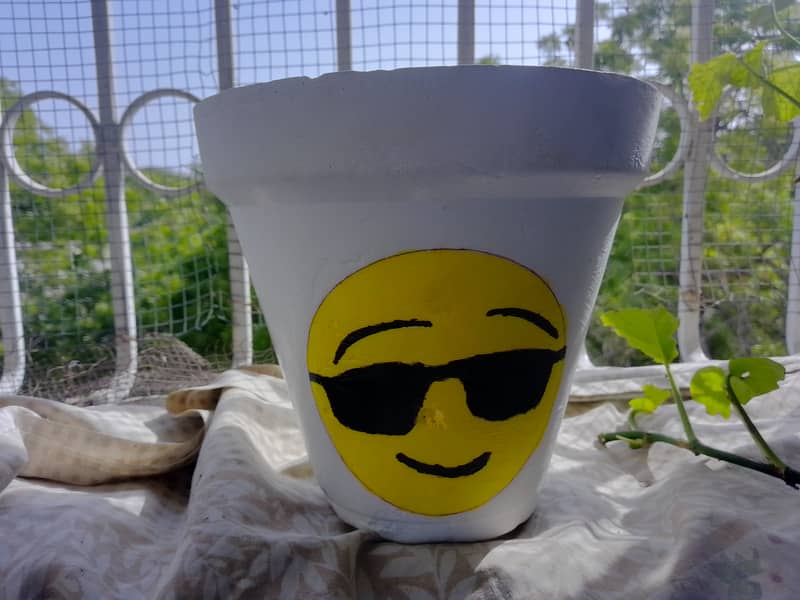3 sided emoji faced planter( delivery available in karachi only) 3