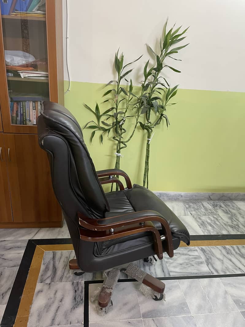 Head office Boss chair in leather 1