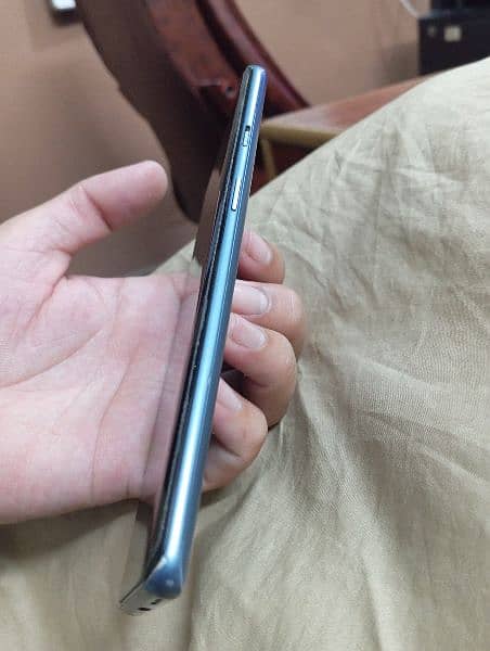 OnePlus 8 5G conditioner 10/9 screen dot chhota sa 2