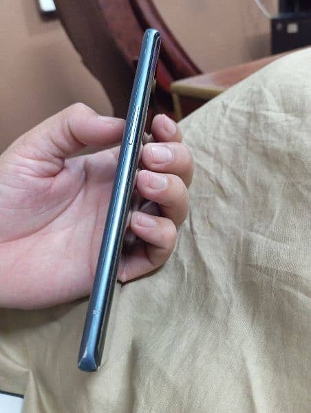 OnePlus 8 5G conditioner 10/9 screen dot chhota sa 4